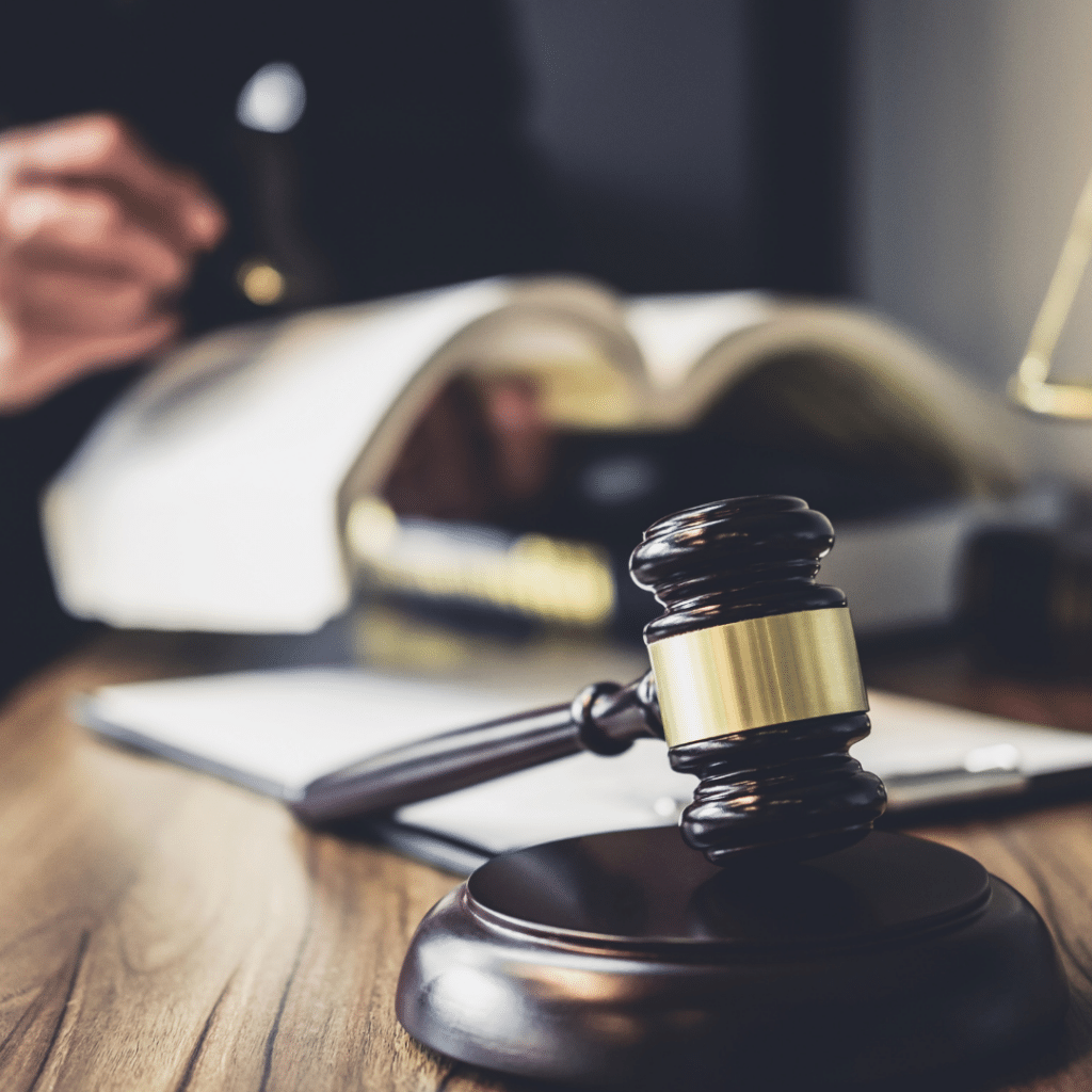Behöver du juridisk hjälp? Jurist Stöd är din pålitliga partner vid alla rättsliga frågor. Med många års erfarenhet erbjuder vi expertis inom allt från att anmäla en jurist eller advokat till rådgivning om familjerätt och affärsjuridik. Vårt team av kvalificerade jurister arbetar noggrant för att säkerställa bästa möjliga utfall för dig. Kontakta oss idag för en kostnadsfri konsultation! Låt vår erfarenhet och kunskap arbeta för dig – välj Jurist Stöd när det verkligen gäller! Kontakta oss på info@juriststod.se